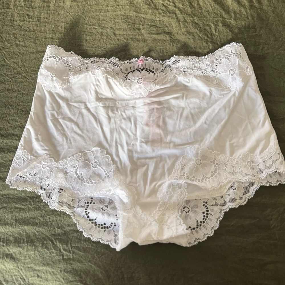 NWT Victoria's Secret White Dream Angels lace boy shorts (S)